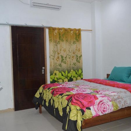 Labuan Bajo Mahoni Guesthouse Exterior photo