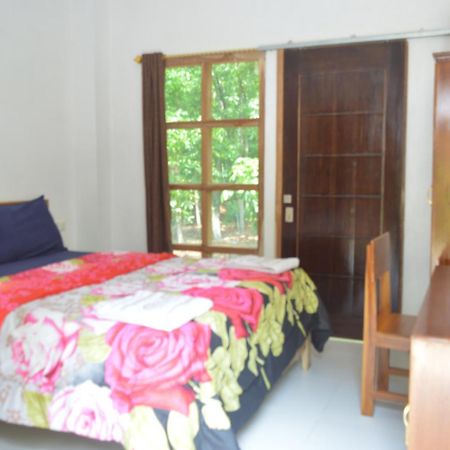 Labuan Bajo Mahoni Guesthouse Exterior photo