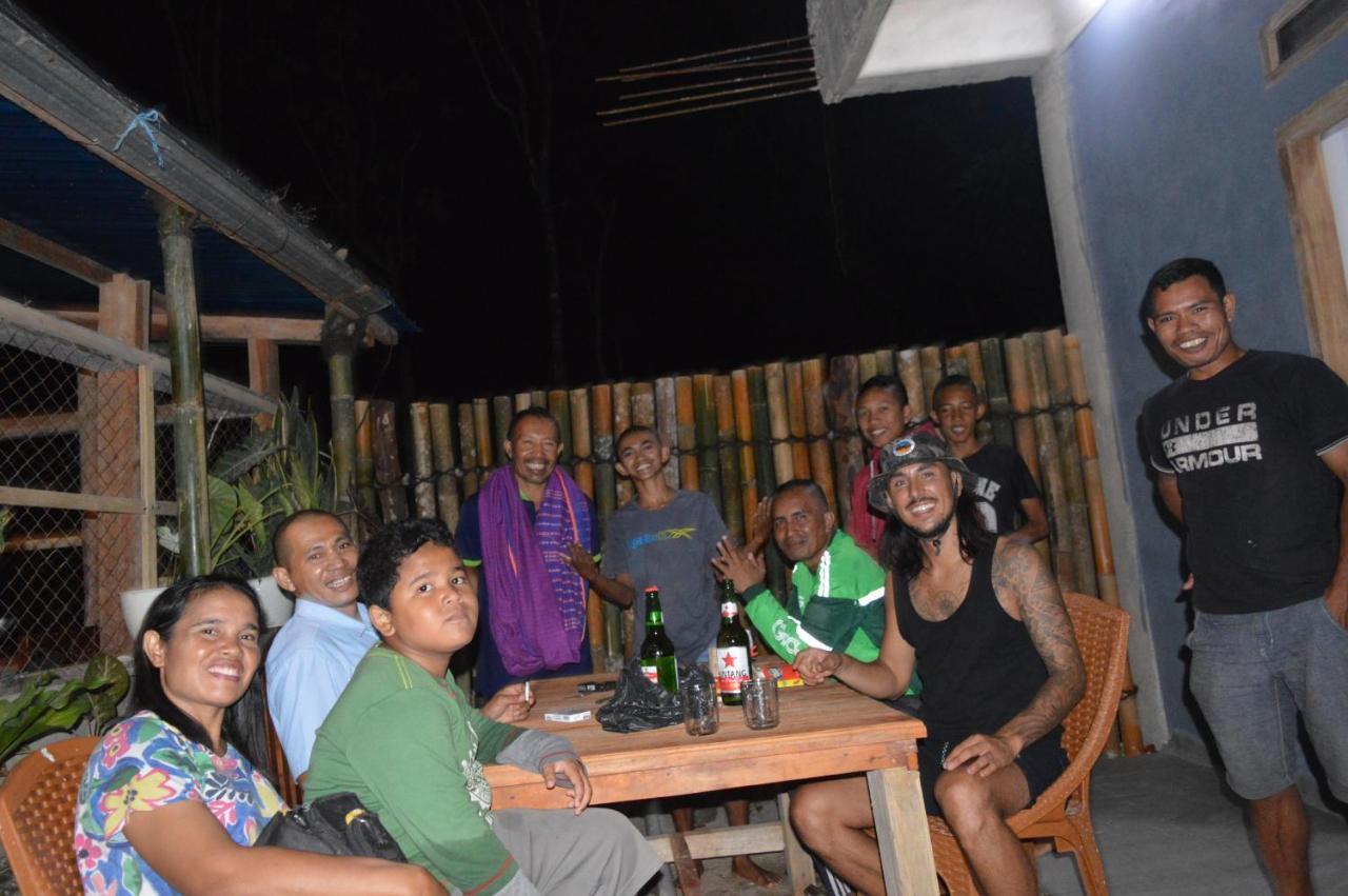 Labuan Bajo Mahoni Guesthouse Exterior photo