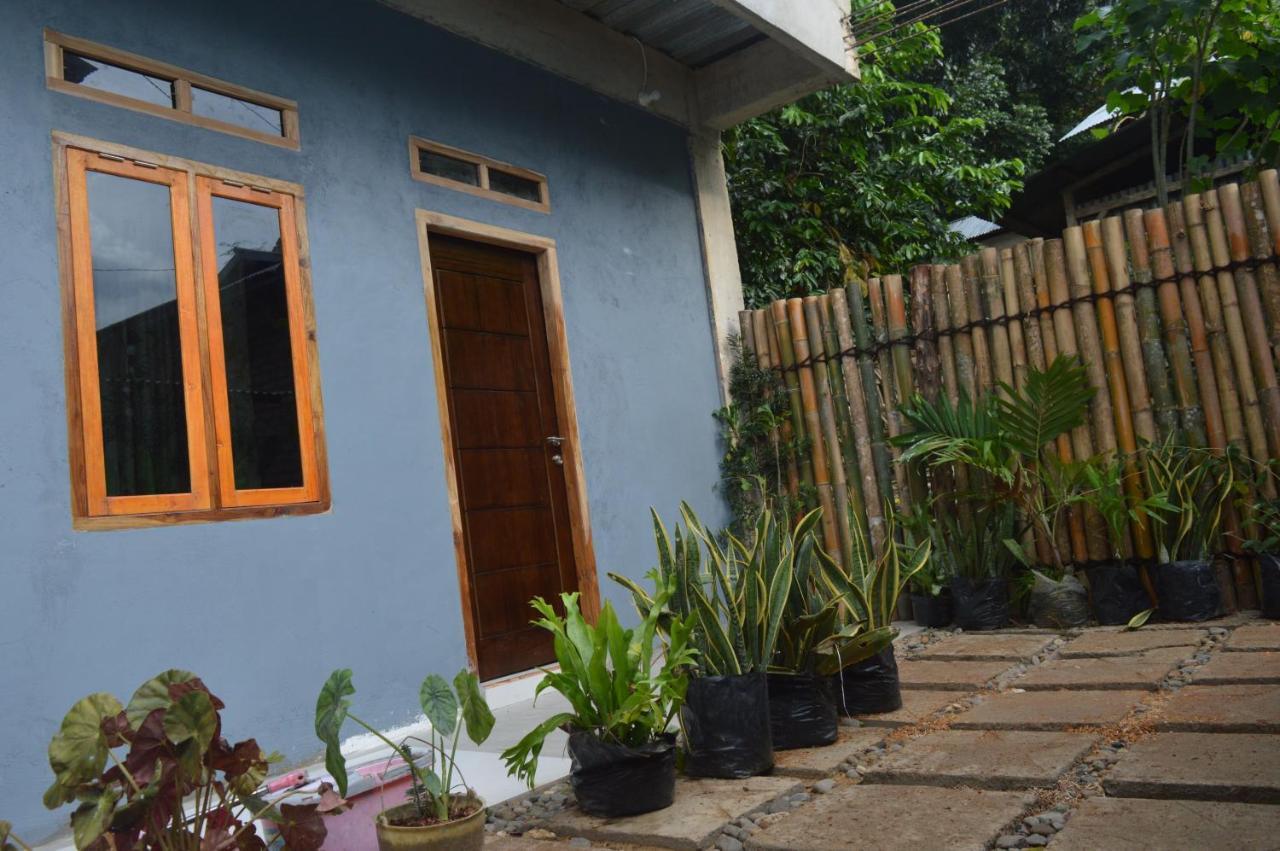 Labuan Bajo Mahoni Guesthouse Exterior photo