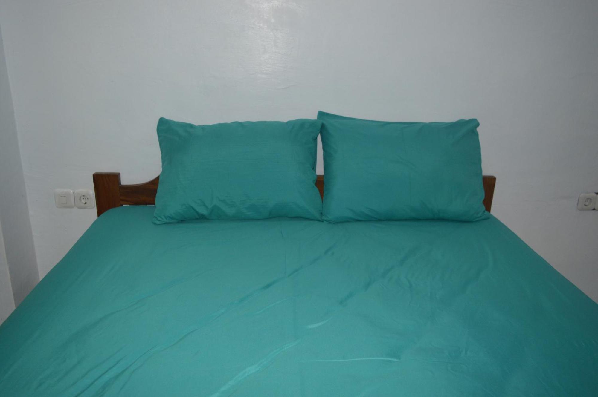 Labuan Bajo Mahoni Guesthouse Exterior photo