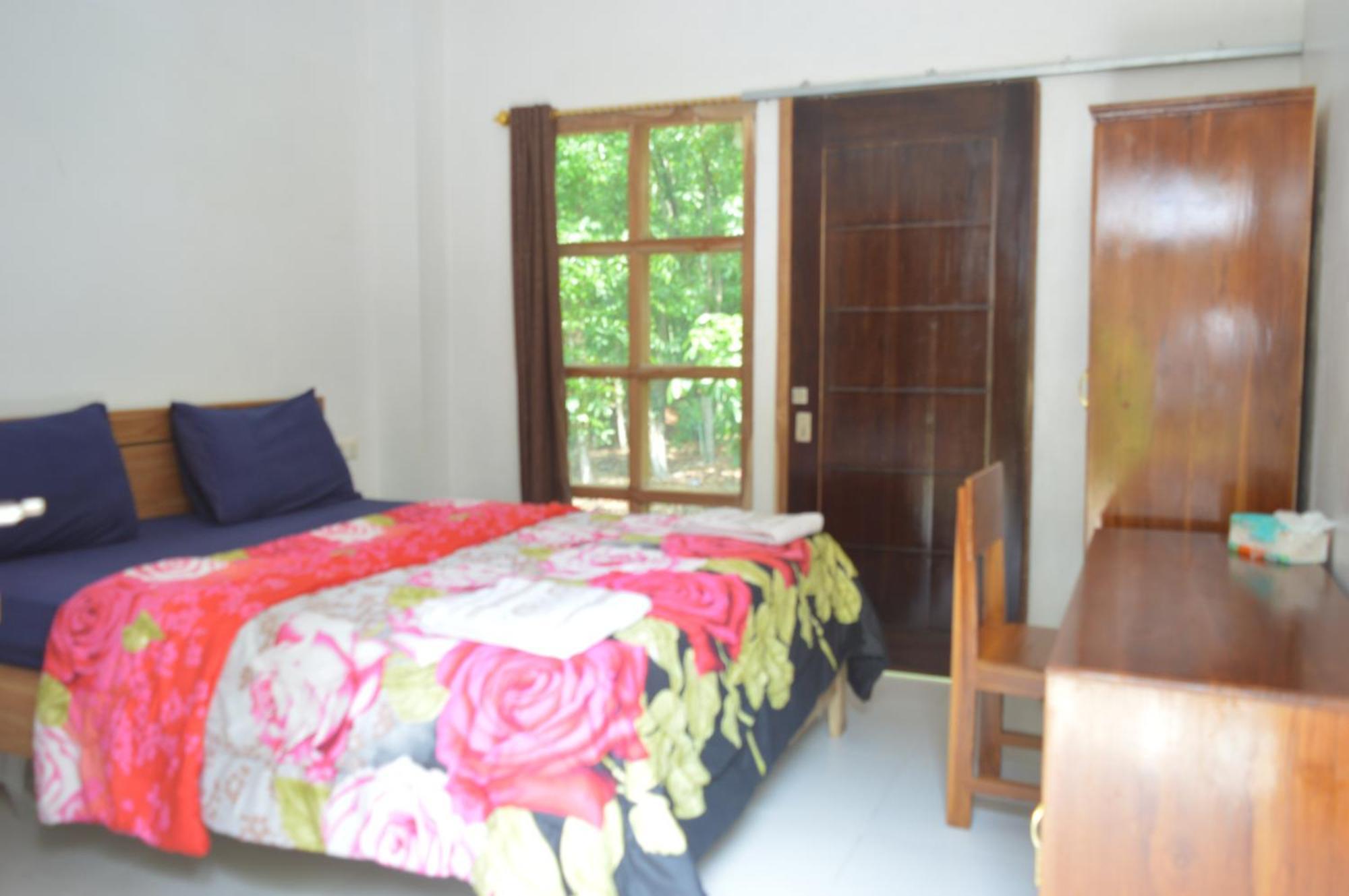 Labuan Bajo Mahoni Guesthouse Exterior photo