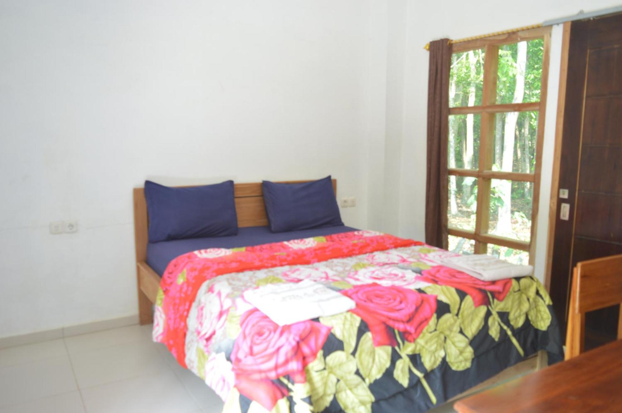 Labuan Bajo Mahoni Guesthouse Exterior photo