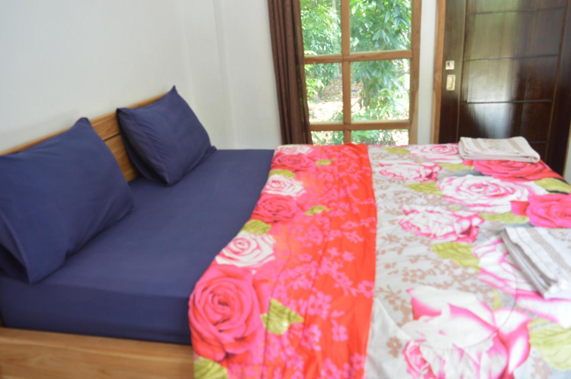 Labuan Bajo Mahoni Guesthouse Exterior photo